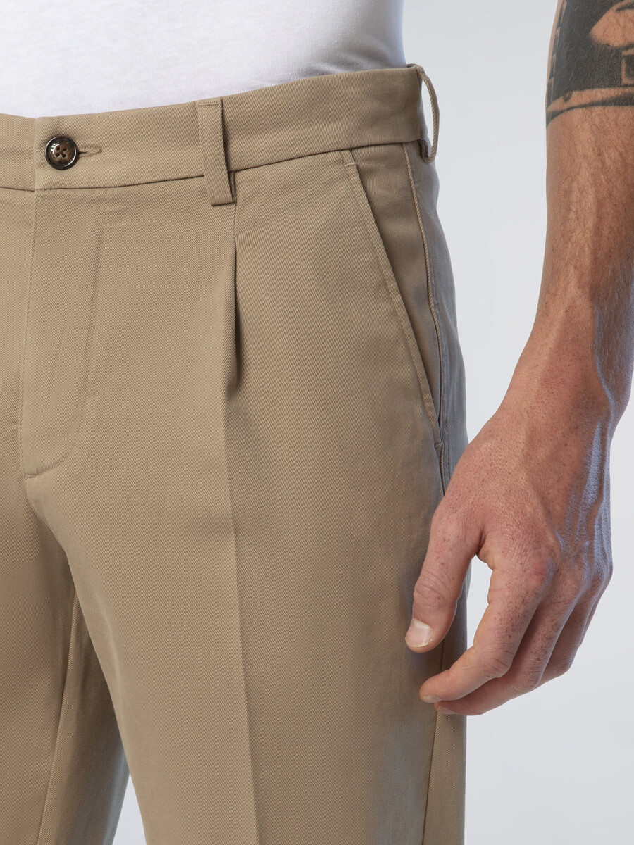 defender hlače chino z naborki iz gabardena