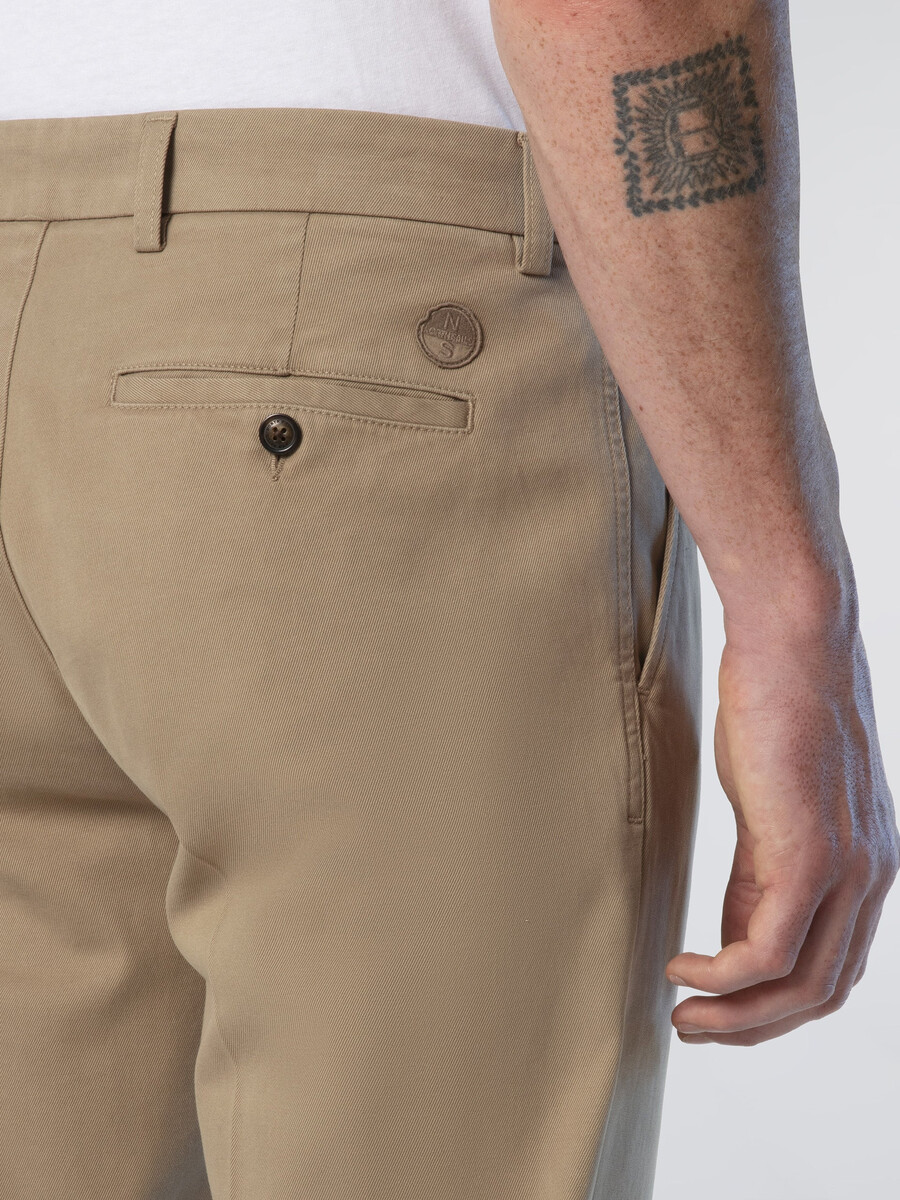 defender hlače chino z naborki iz gabardena