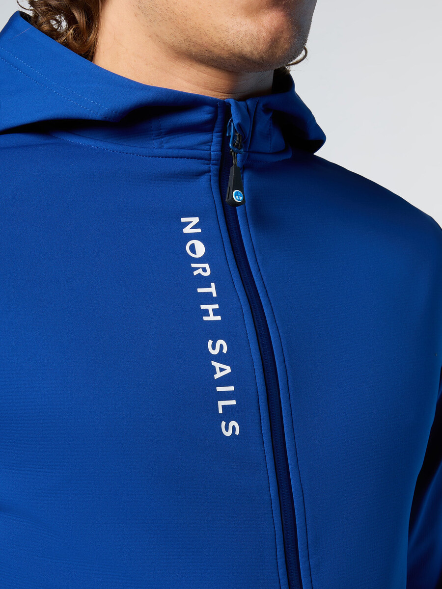 pulover s kapuco softshell z zadrgo