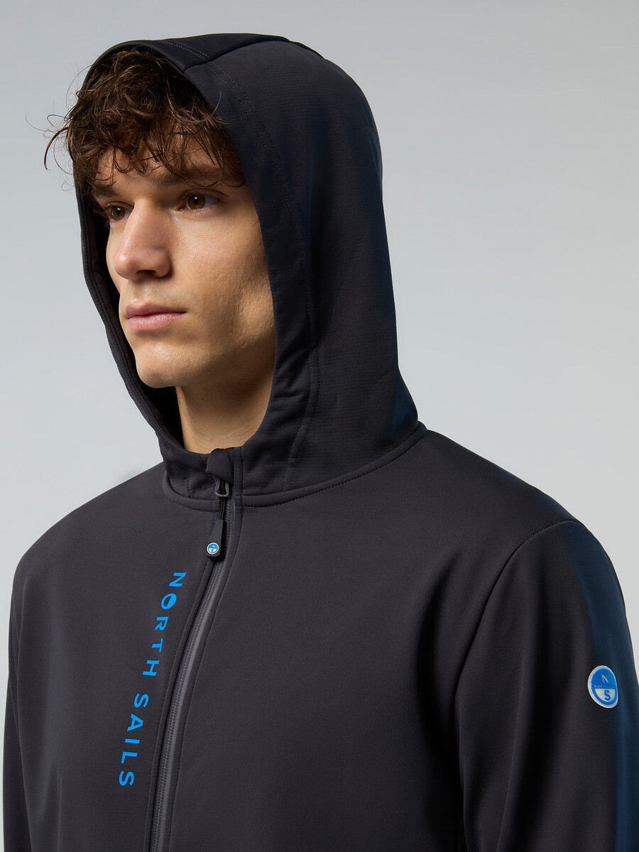 pulover s kapuco softshell z zadrgo