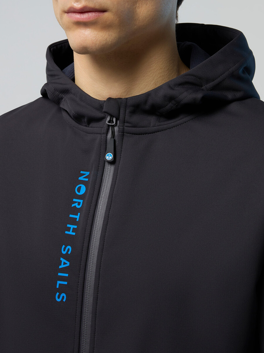 pulover s kapuco softshell z zadrgo