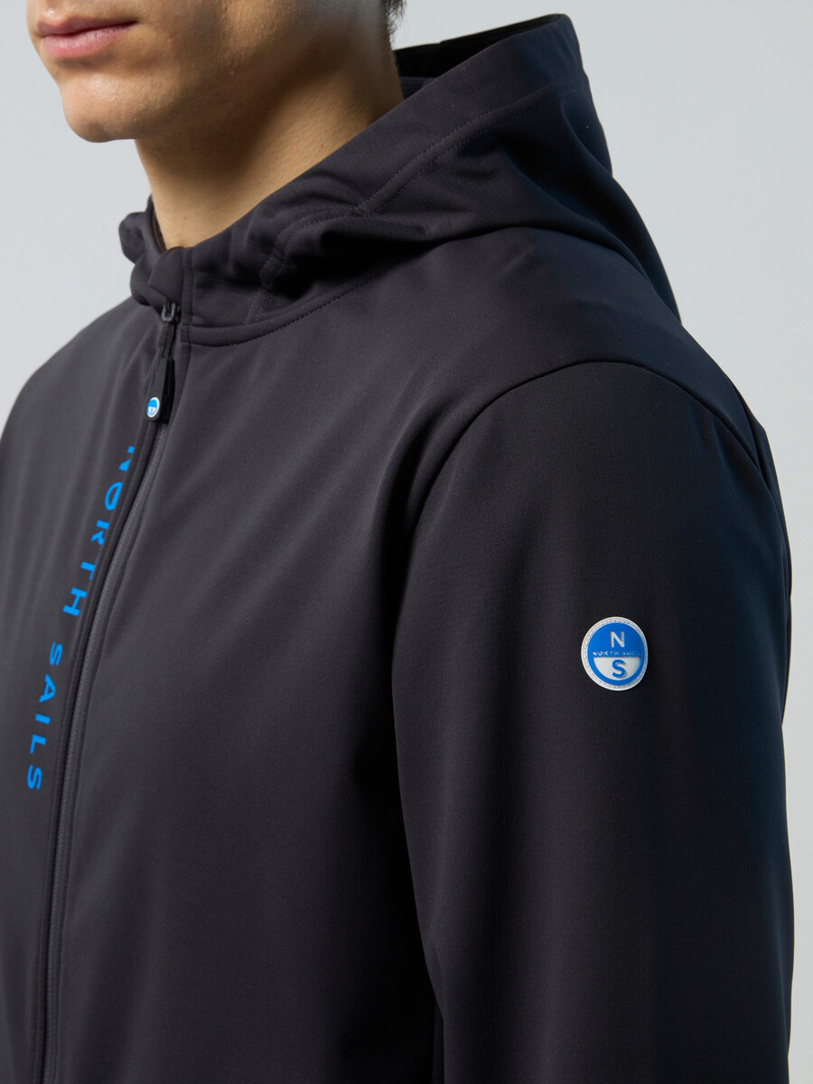 pulover s kapuco softshell z zadrgo