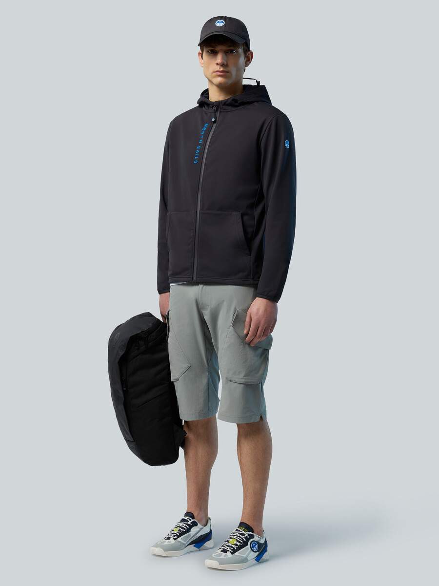 pulover s kapuco softshell z zadrgo