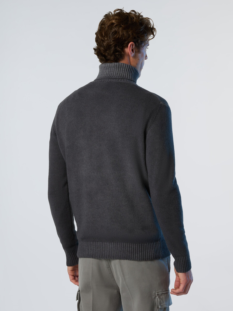 zbledel pulover z ovratnikom