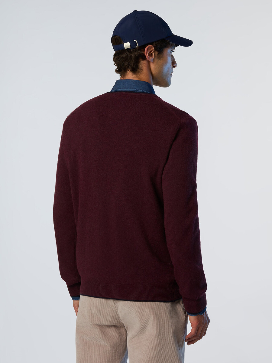 pulover z okroglim izrezom in vezenim logotipom