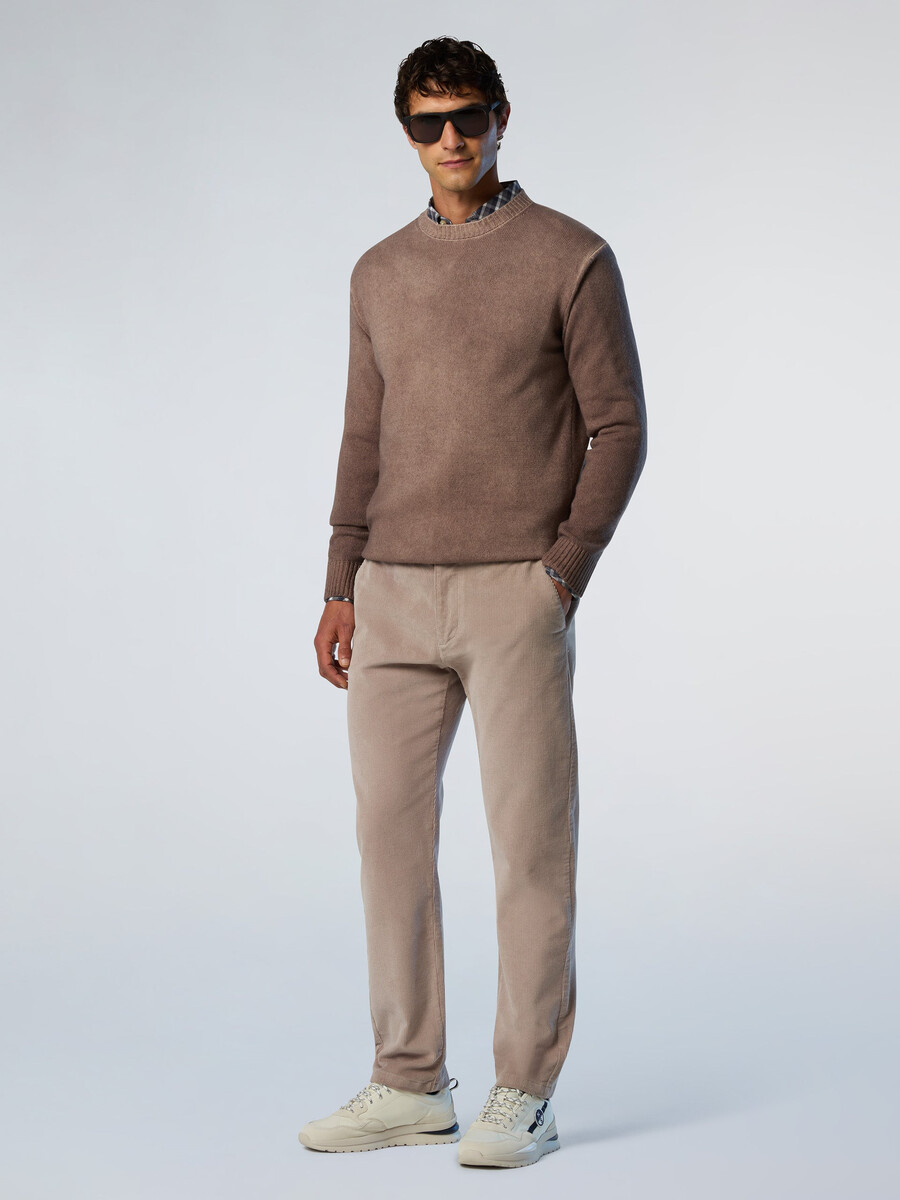 zbledel pulover z okroglim izrezom