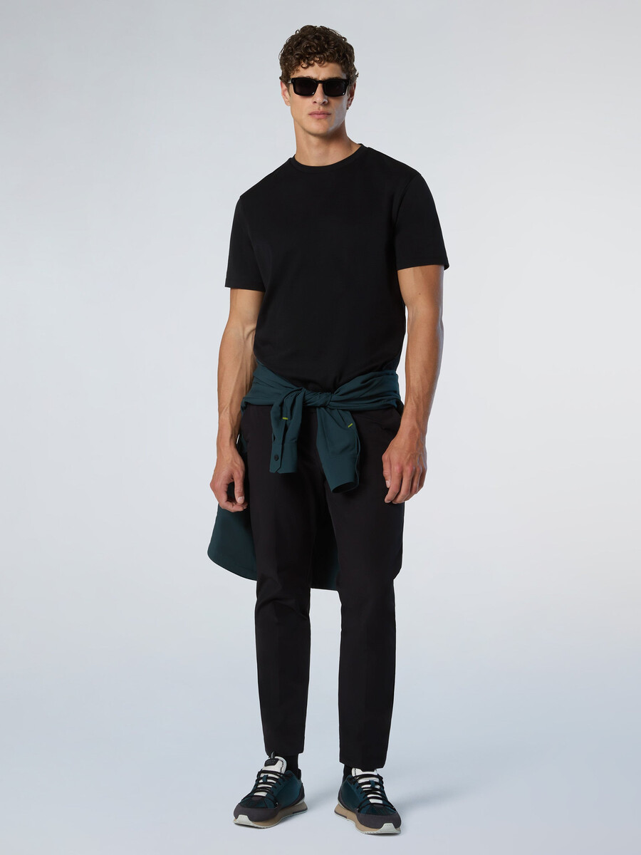 majica z vzorcem prepletanja in etiketo